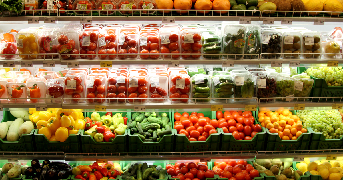 На прилавках магазинов лежат отборные овощи. Выкладка фруктов. Витрина фрукты. Витрина овощи фрукты. Прилавок с овощами и фруктами.