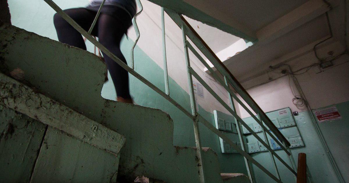 Секс тайцев в подъезде Секс тайцев в подъезде