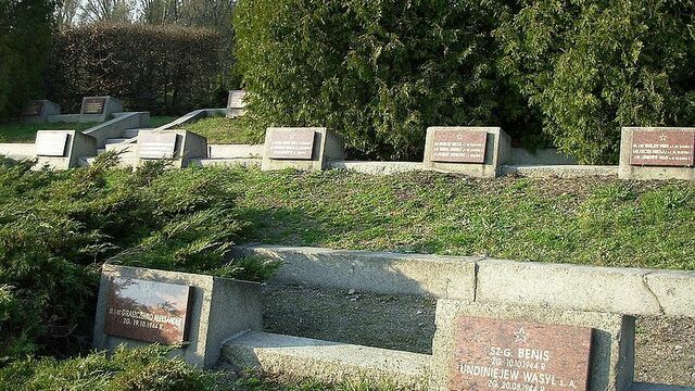 В Варшаве вандалы осквернили самое большое кладбище советских солдат
