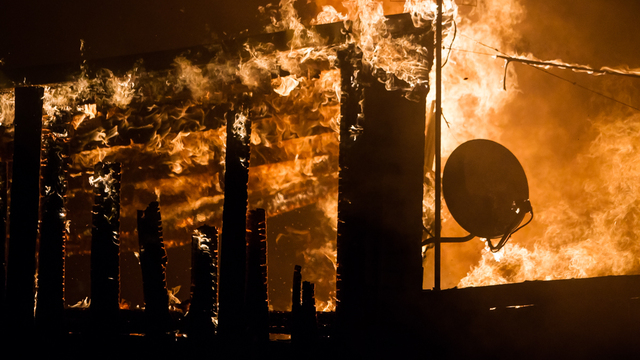 Странные обстоятельства и миллионы убытков: пожар на Калинина начался с возгорания на заброшенном складе