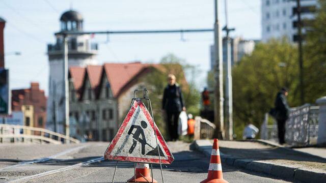 В Калининграде полностью закрыли движение через Деревянный мост на Октябрьский остров