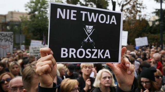 На улицах Польши проходят массовые женские протесты против запрета абортов