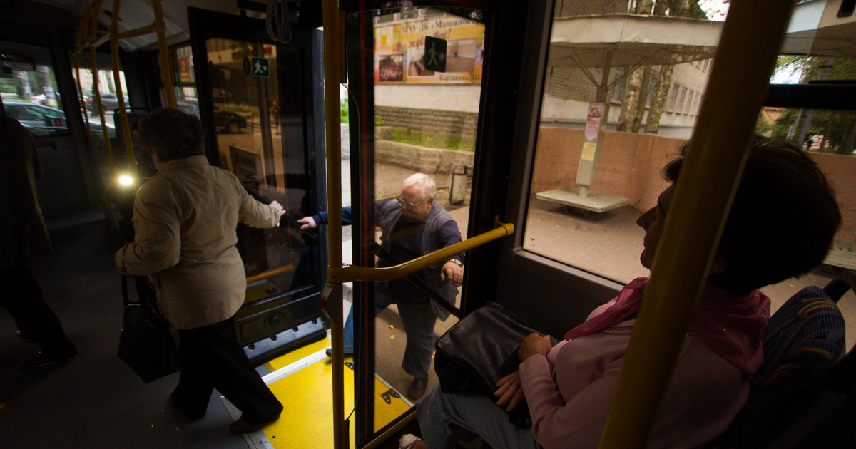 На ул. Горького 60-летняя женщина пробила стекло автобуса при резком ...