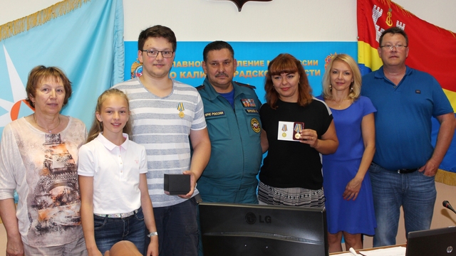 Калининградку, спасшую тонувшую в проруби на Шенфлизе девушку, наградили медалью МЧС