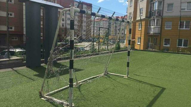 Футбольные ворота, упавшие на девочку в Чкаловске, до сих пор не закреплены