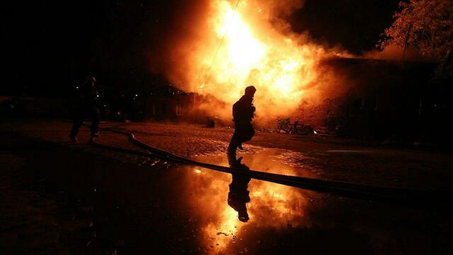 Высота пламени достигала 15 метров: подробности пожара на проспекте Калинина (фоторепортаж)