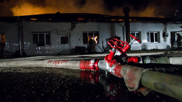 Сгорели канцелярские товары: подробности пожара на складах на проспекте Калинина