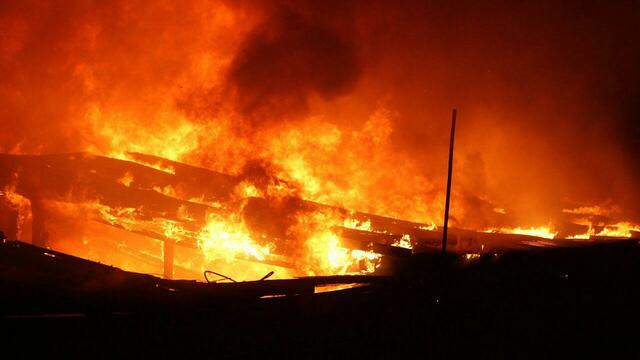 МЧС: пожар на складах на проспекте Калинина локализован