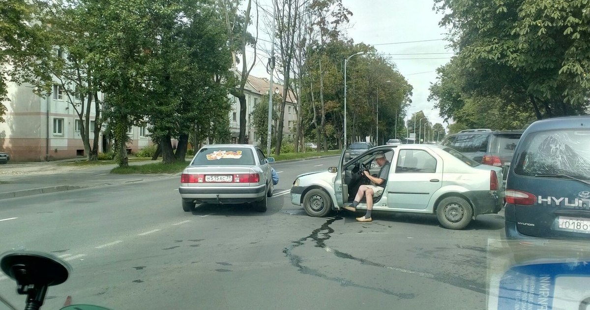 Машина заблокировала выезд