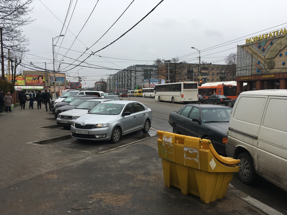 Место, где будет автобусная остановка / "Клопс"