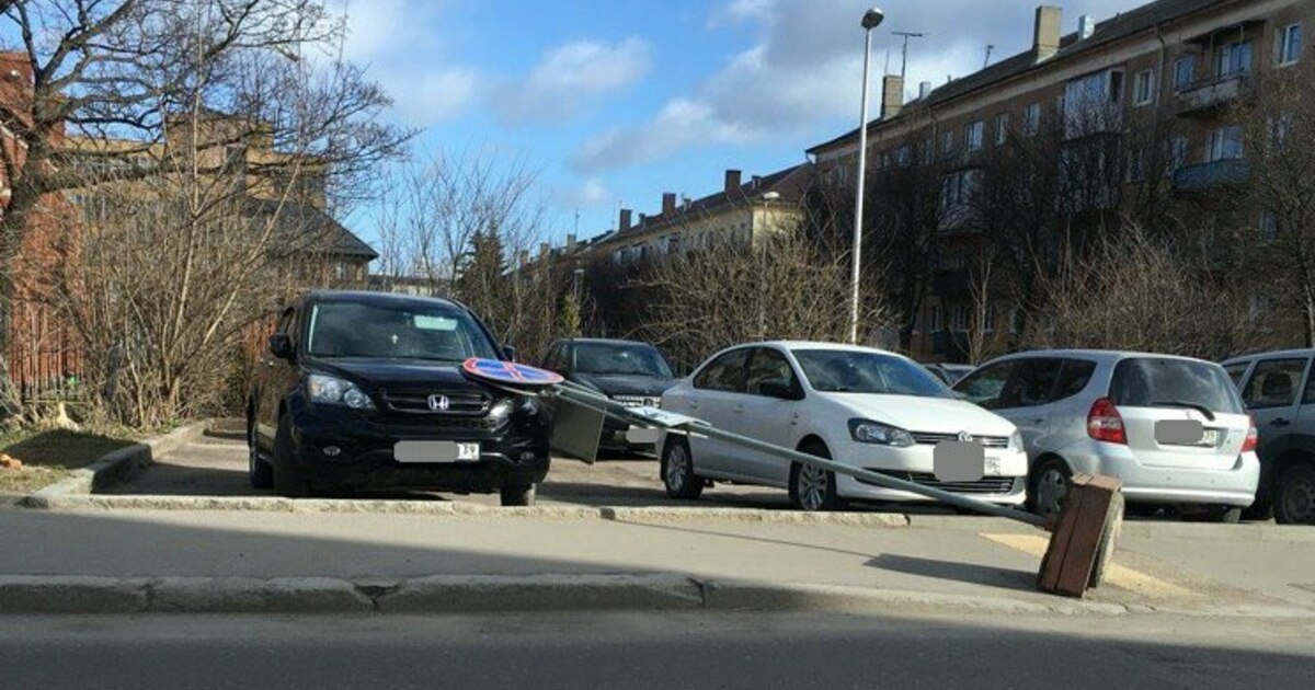 Наезд на припаркованный автомобиль