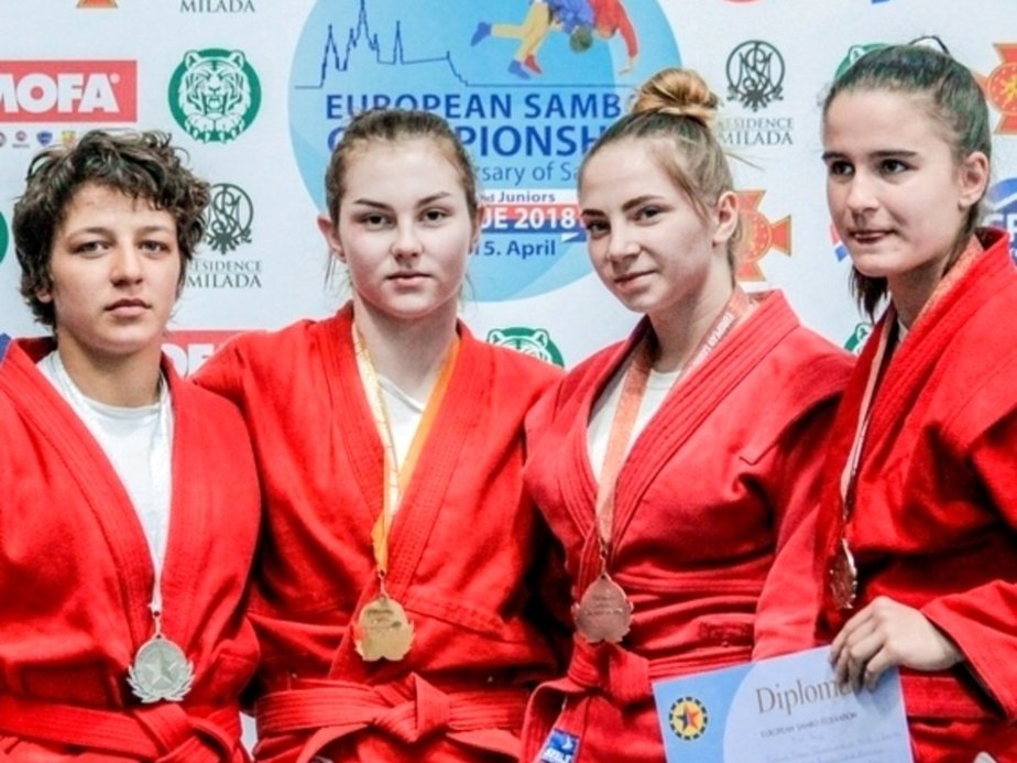 Елизавета Сыщикова на фото вторая слева / Фото: всероссийская федерация самбо