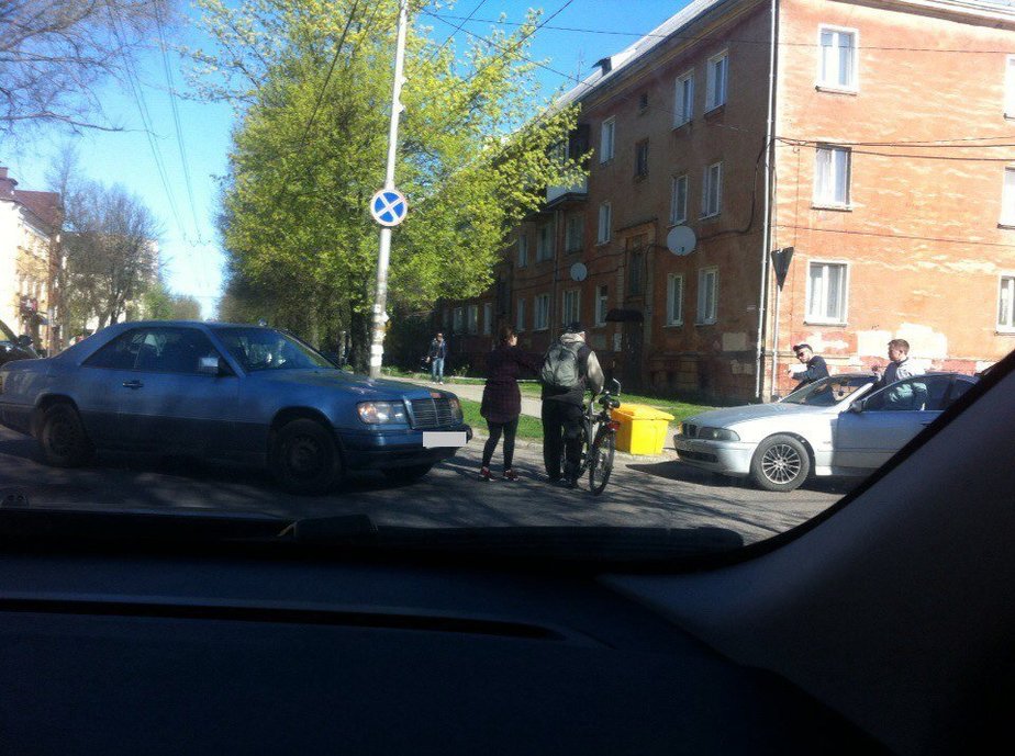 На Батальной в Калининграде машина сбила пожилого велосипедиста
