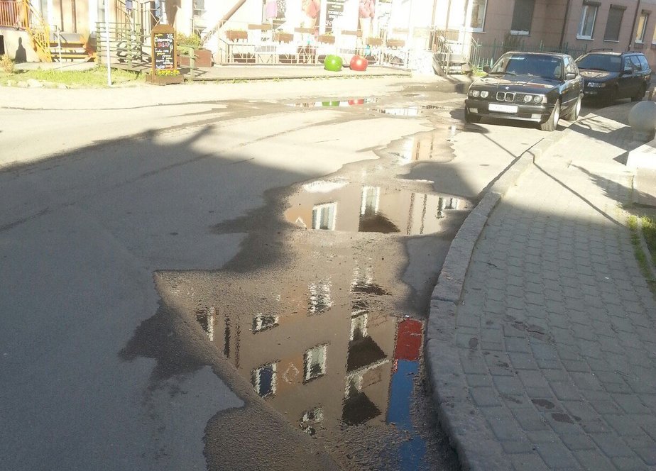 Зеленоградцы пожаловались на канализационные отходы, разлившиеся на перекрёстке