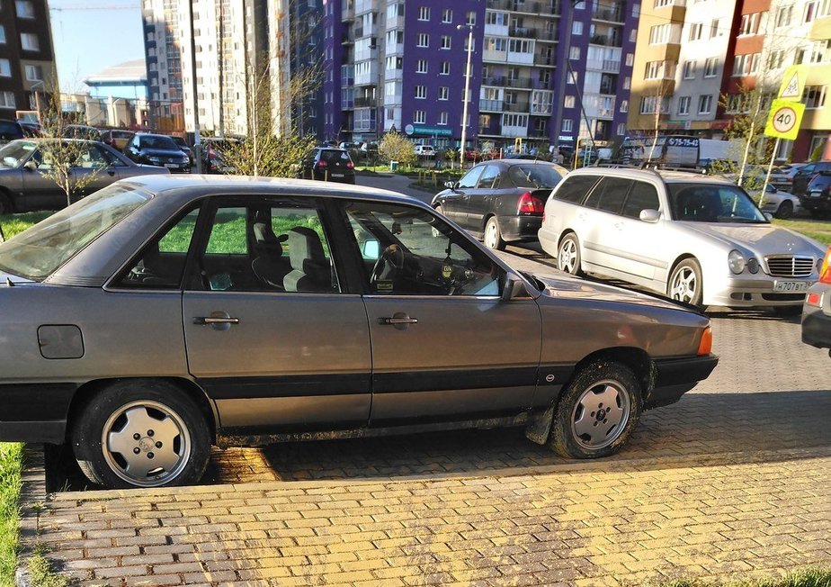 В Калининграде рабочие вместе с домом покрасили автомобиль