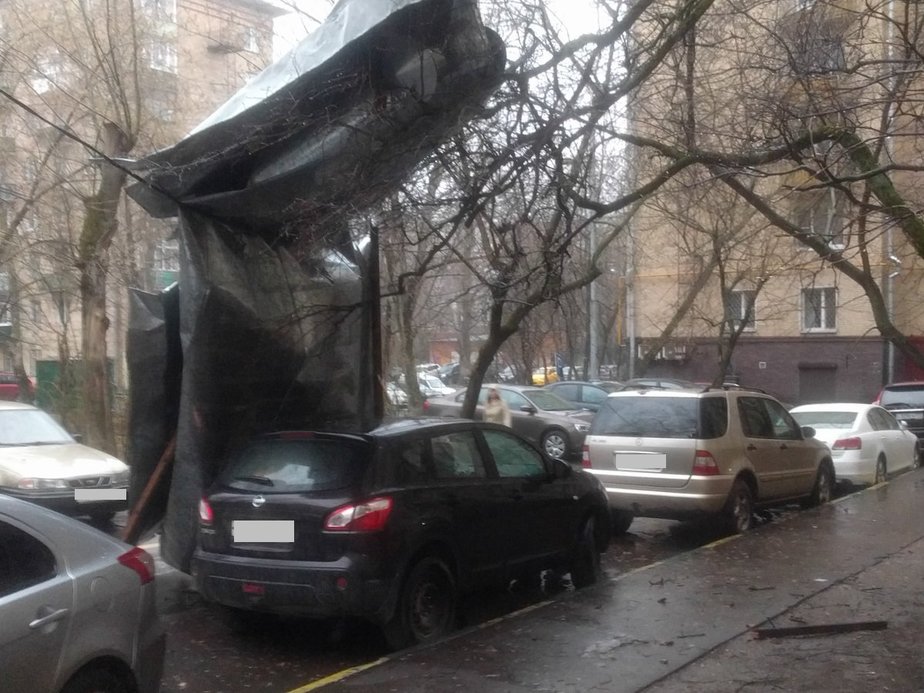 В Москве из-за урагана погиб ребёнок, ещё 17 человек пострадали