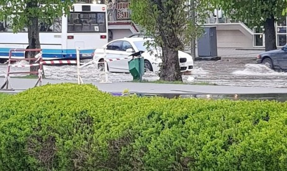 Из-за прорыва водопровода затопило улицу Пролетарскую (фото)