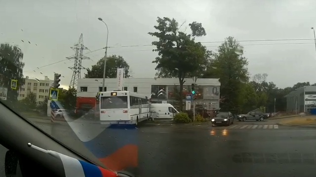 Появилось видео ДТП с участием пассажирского автобуса на ул. Гагарина у Citroen-центра