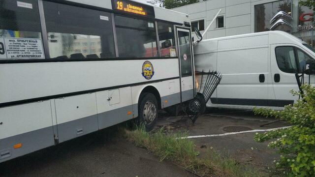 В полиции назвали виновника аварии на ул. Гагарина, где автобус протаранил забор Citroen-центра