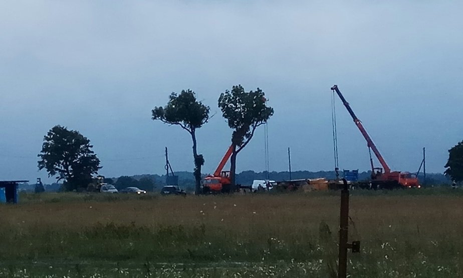 Под Гурьевском на крутом повороте с тяжеловоза слетела спецмашина для дорожных работ (фото)