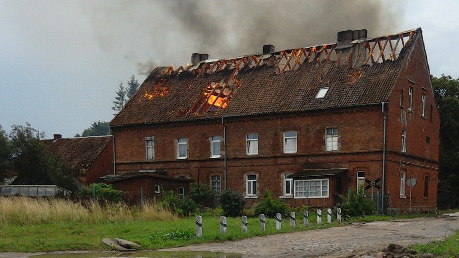 В Черняховске горит жилой дом, эвакуировали 40 человек (фото)