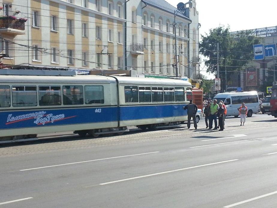В центре Калининграда сошёл с рельсов ретро-трамвай "Дюваг" (фото)