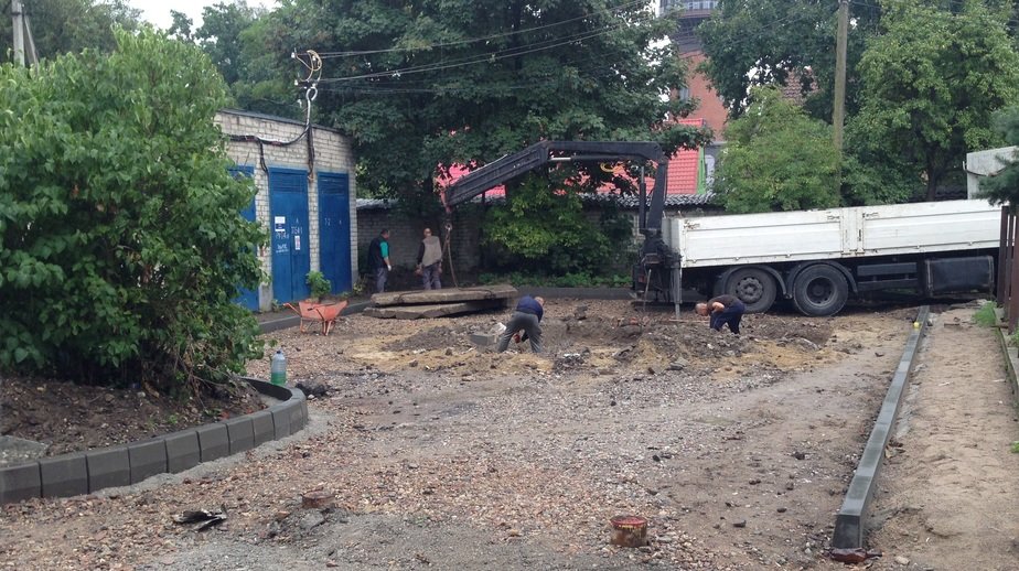 В Зеленоградске стихийную парковку в Московском переулке соединят с официальной автостоянкой