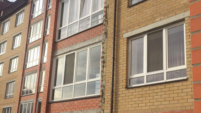 В Васильково жителям дома с треснувшей стеной запретили выходить на балконы до окончания экспертизы