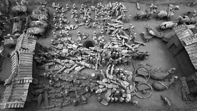 В Китае археологи при раскопках древней гробницы нашли глиняную мини-армию