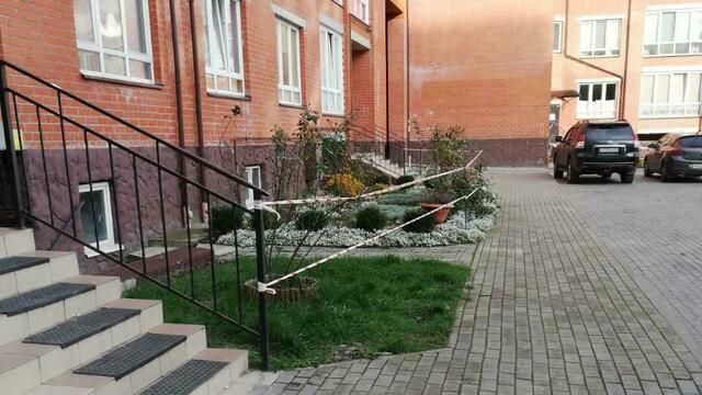 В Васильково управляющая компания дополнительно огородила подъезды дома с треснувшей стеной (фото)