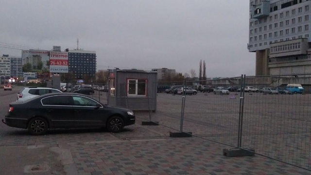 У Дома Советов в Калининграде перекрыли въезд на парковку (фото)