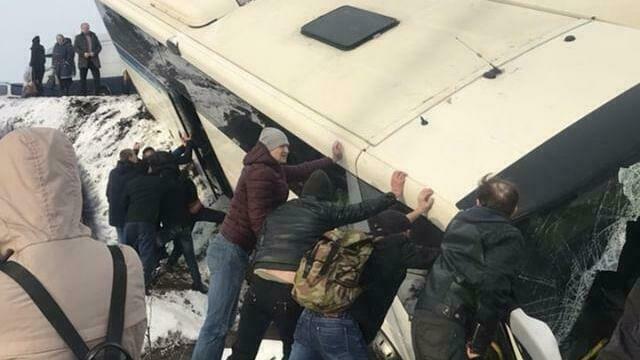 Под Черняховском пассажирский автобус столкнулся с фурой и опрокинулся в кювет (видео, фото)