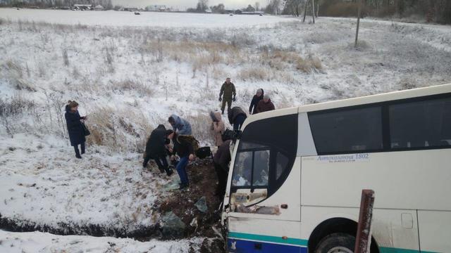 Доставали через разбитое окно: как спасали пассажиров вылетевшего в кювет автобуса