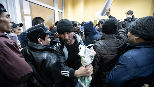 Давка в миграционной службе на ул. 9 Апреля
