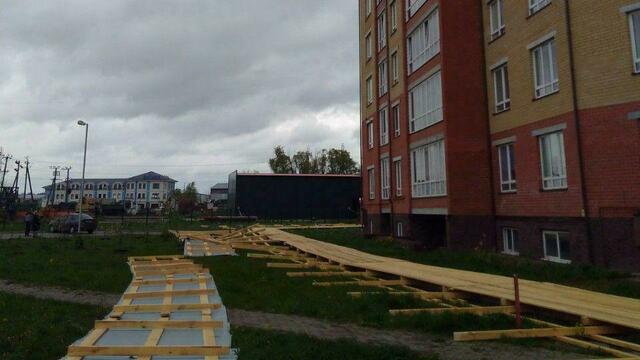 Возле проблемного дома в Васильково рухнул противоаварийный забор (фото)