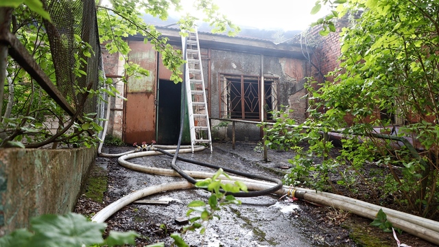 МЧС: пожар в заброшенном здании на ул. Клинической локализован