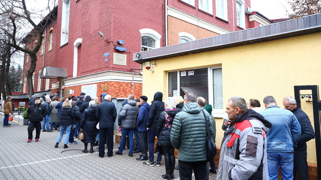 Очередь за справкой на права на ул. Барнаульской
