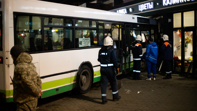 У Центрального рынка пассажирский автобус протаранил цветочный павильон (фото, видео)