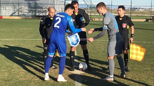 Футболисты "Балтики" и туркменского "Алтын Асыр" подрались во время матча, судьи ушли с поля
