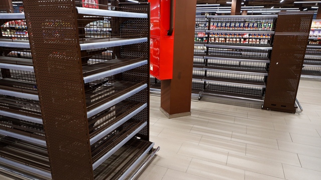 Пустые полки в закрывающемся Spar в