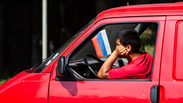 Продажи новых автомобилей на российском рынке за год упали на 64%