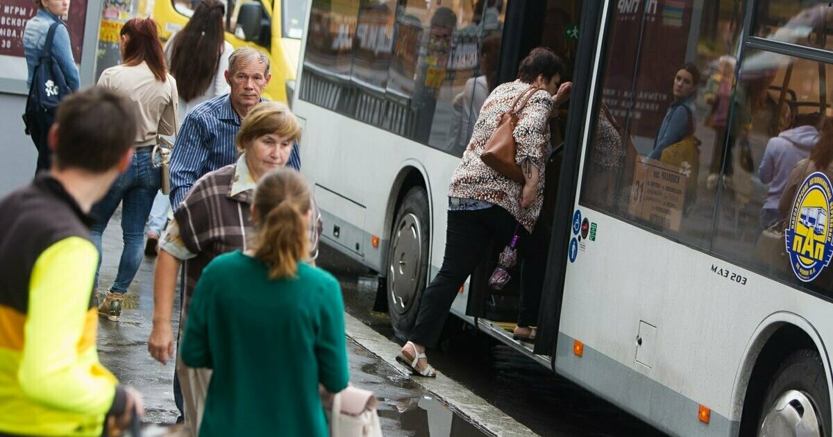 Автобус отъезжает от остановки мужчина в возрасте долго бежит