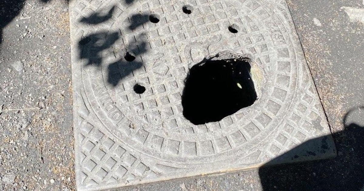 Возле Ботанического сада проломился люк ливнёвки (фото) - Новости ...