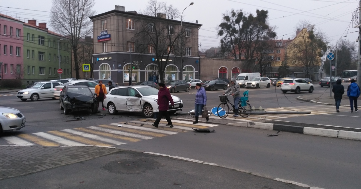 Машина перекрыла пешеходную дорожку