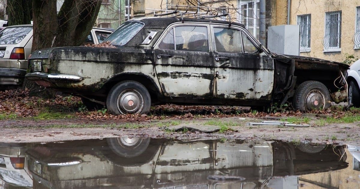 Пожаловаться на брошенный автомобиль