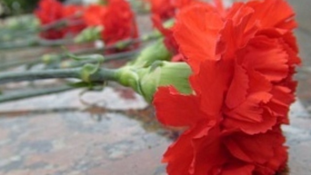 К дому на Черноморской, где при пожаре погиб восьмилетний мальчик, принесли цветы 