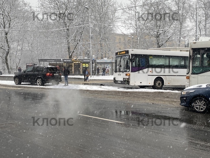 С конечной остановки одновременно выезжают по двум маршрутам автобусы первый возвращается каждые 45