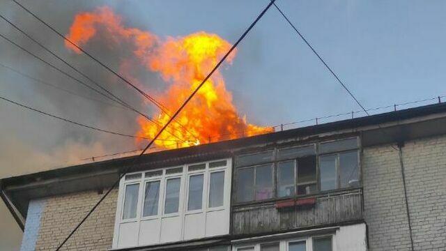  В Светлогорске из-за пожара на крыше эвакуировали жителей пятиэтажки (фото, видео)