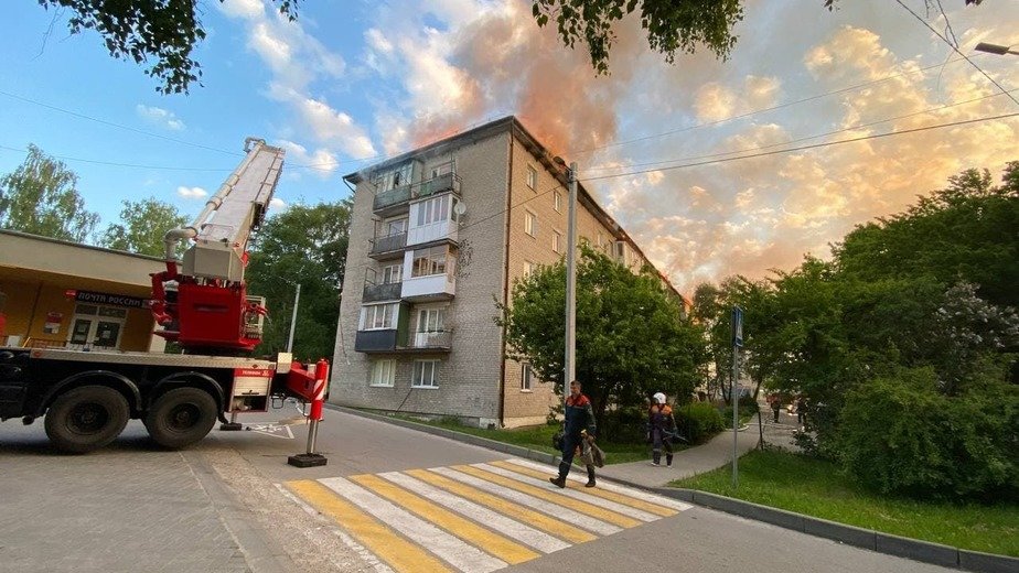 Пожар на крыше тушили до утра | Фото: предоставили жители дома Пожар на крыше тушили до утра | Фото: предоставили жители дома