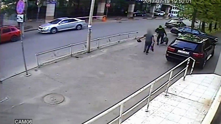 Из «Янтраной Альтоны» выносят сумку набитую, предположительно, янтарём | Кадр видеозаписи с камеры соседнего ломбарда Из «Янтраной Альтоны» выносят сумку набитую, предположительно, янтарём | Кадр видеозаписи с камеры соседнего ломбарда